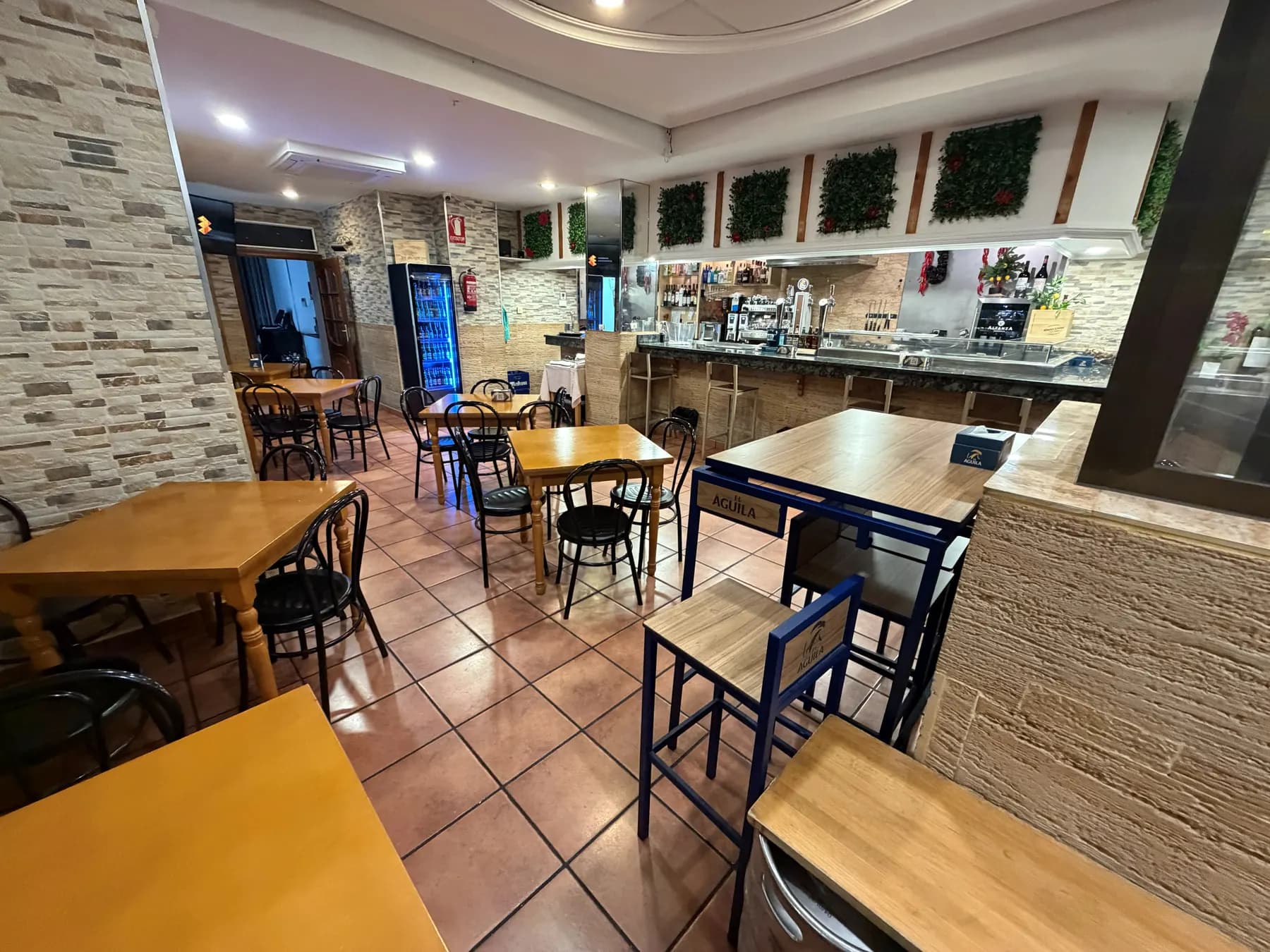 Mesas altas junto a la barra