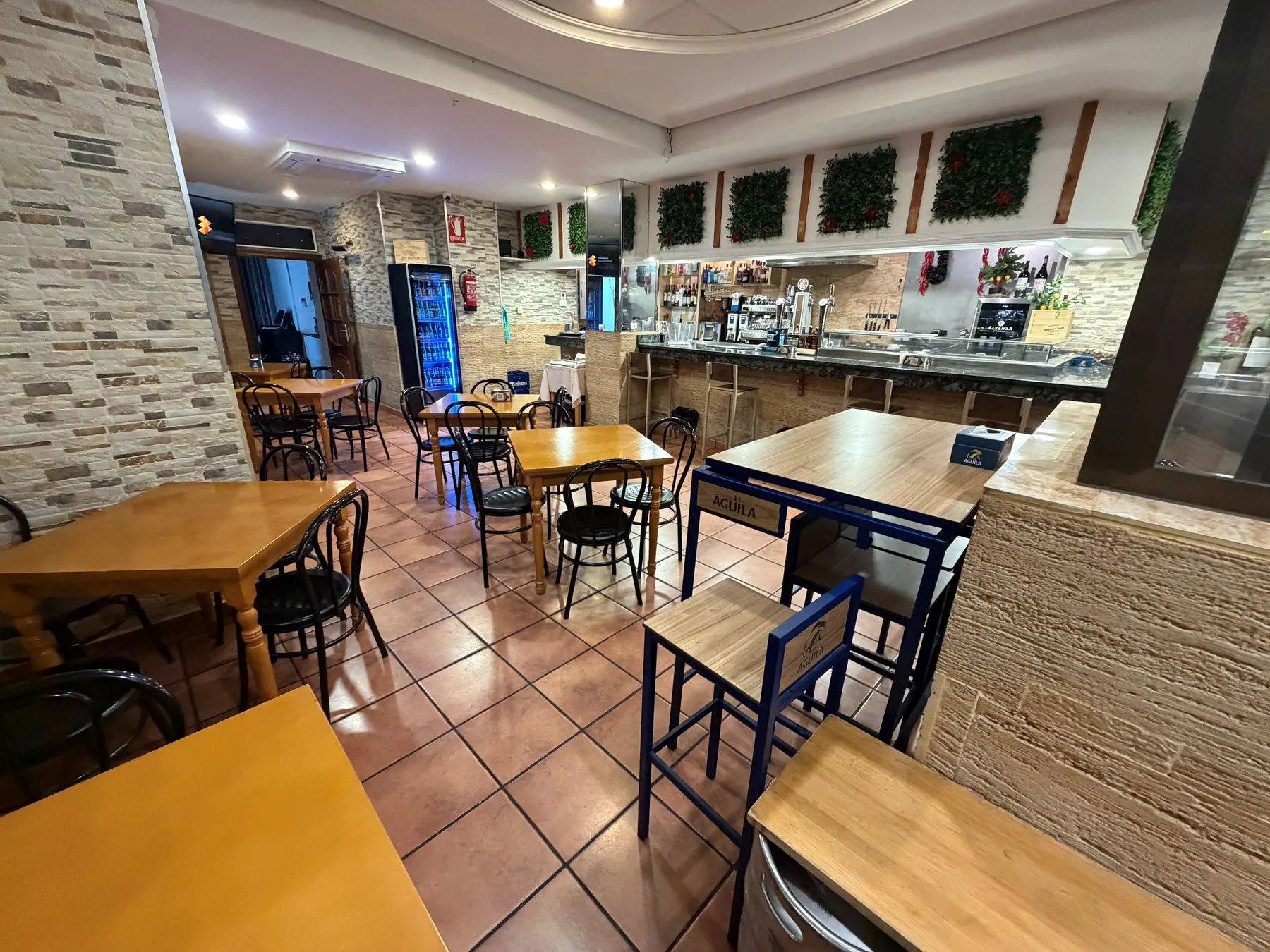 Mesas altas junto a la barra